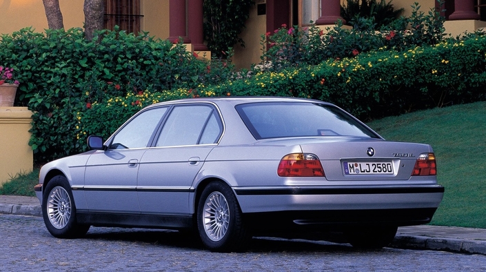 A l'arrière, seul le monogramme permet d'identifier la BMW 750. Beaucoup l'enlèvent pour avoir la paix. Ici en 1995.