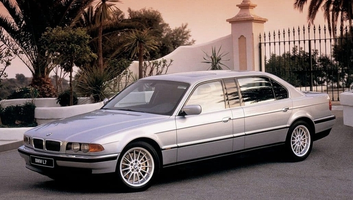 En 1996 apparaît BMW L7, une 750i allongée de 25 cm au niveau du montant central. 899 exemplaires ont été fabriqués.