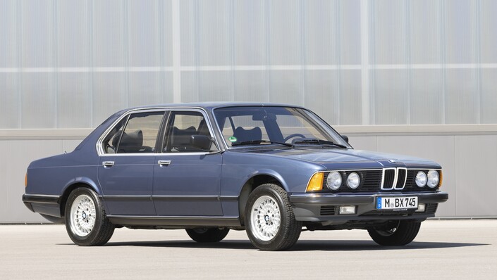 Lancée fin 1979 puis restylée pour 1983, la BMW 745i est la première de sa catégorie à s'équiper d'un moteur turbocompressé.