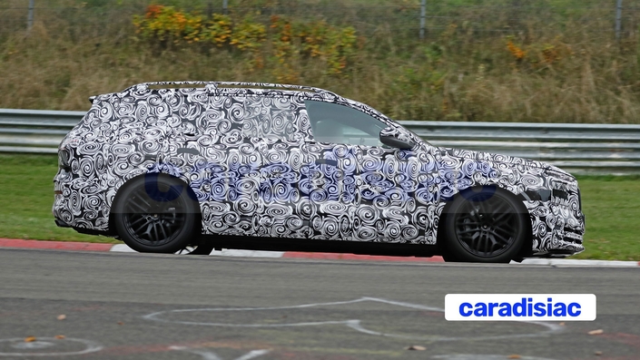 Malgré une garde au sol surélevée et des débattements de suspension importants, l’amortissement et les pneumatiques de l’Audi Q9 Horch sont mis à mal sur le difficile circuit du Nürburgring. Il faut tout le talent de l’essayeur pour conserver la bonne trajectoire et ne pas laisser ce mastodonte sur roues quitter la piste.