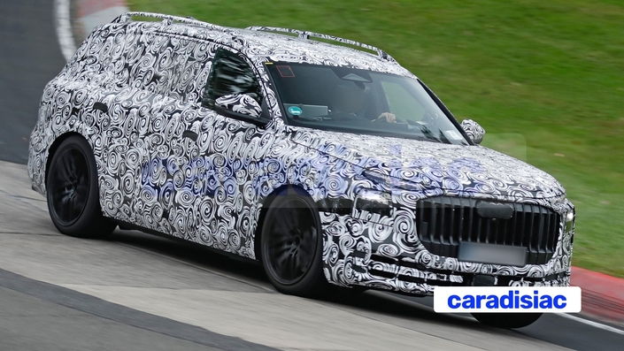 Pour le moment, c’est sur la piste du Nürburgring que cet imposant modèle a posé ses roues. Et l’on peut dire que malgré un poids important et un gabarit imposant, l’Audi Q9 Horch se permet quelques pointes de vitesse sur une piste réputée dangereuse et exigeante pour les freins et les suspensions.