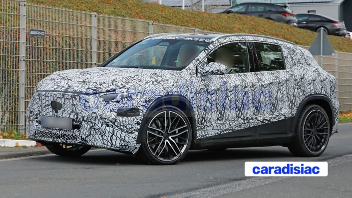 L’offre de motorisations du Mercedes GLA EQ sera importante avec en propulsion 224 ch et 272 ch et en quatre roues motrices (deux moteurs) 354 ch. Au sommet de la gamme, on trouvera ce Mercedes-AMG GLA 45 EQ (patronyme non officiel) doté de deux moteurs électriques à technologie axiale (provenant de chez YASA) d’une puissance totale qui devrait avoisiner les 500 ch.