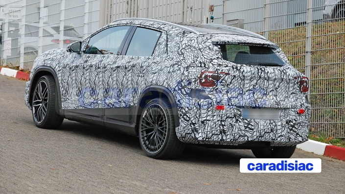 Sur les photos de ce prototype, on distingue la nouvelle architecture intérieure des projecteurs et des feux arrière dotée d’une étoile lumineuse en plein centre. On voit aussi que ce modèle affiche une hauteur limitée et une ligne de toit fuyante vers l’arrière afin de disposer d’une meilleure signature aérodynamique.