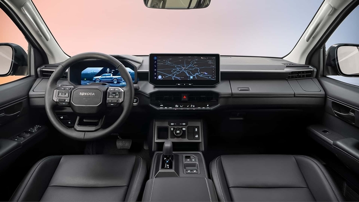A l’intérieur, le nouveau Hilux paraît lucueux dans ces images. L’écran tactile central mesure 12,3 pouces (le combiné d’instrumentation aussi).