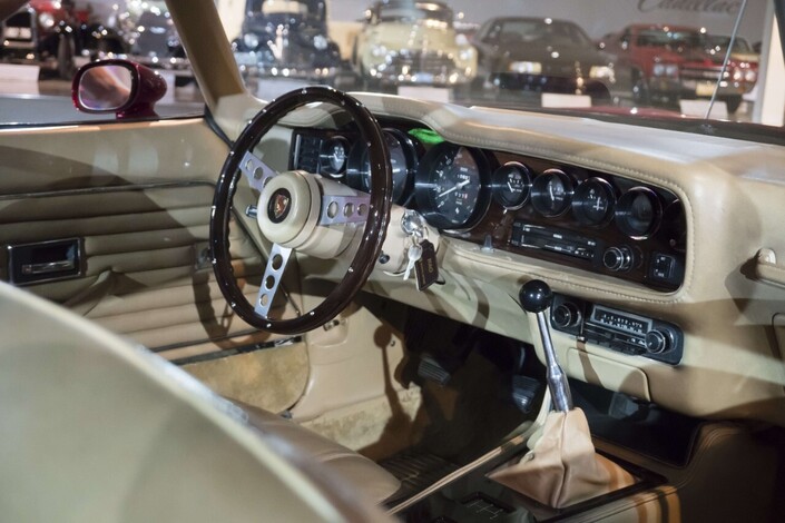Les vilains plastiques et le faux bois de la Firebird ont laissé place à du cuir absolument partout. La boîte automatique GM à trois vitesses prévue initialement a finalement laissé place à la manuelle 5 vitesses de Ferrari.