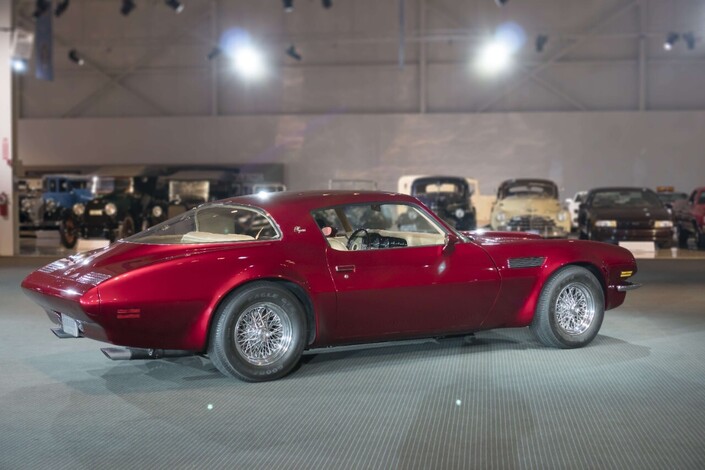 Les jantes à rayons et écrou central proviennent des ateliers de Borrani, le fournisseur officiel de Ferrari à l’époque.