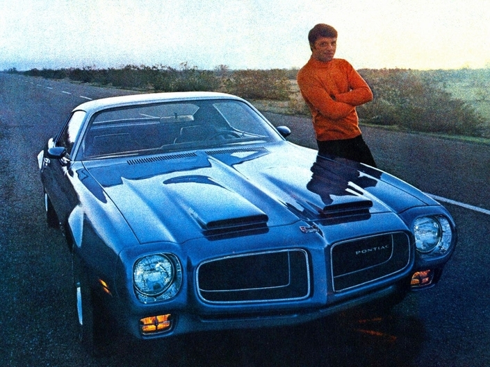 À la fin des années 1960, la Camaro impressionne, surtout dans sa version Ram Air reconnaissable à ses deux entrées d’air alimentant un V8 6.6. Mais on est, bien évidemment, loin de l’élégance d’une Ferrari…