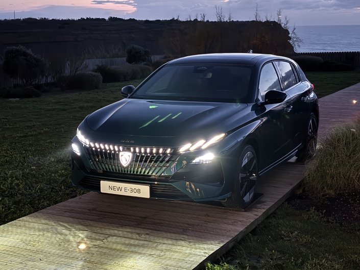 C'est de nuit que l'on se rend compte le mieux de la nouvelle personnalité de la Peugeot 308.