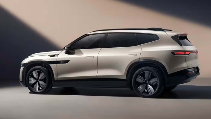 Les proportions de ce gros SUV de 5 mètres n’ont vraiment rien à voir avec celles du Volkswagen ID.4.