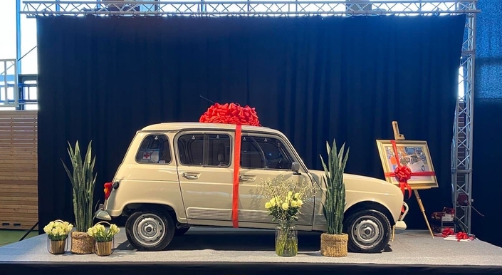 Lors du "second round" de cette campagne solidaire, la Renault 4 personnelle de l'ancien président a permis de fédérer un élan populaire record au profit des enfants malades - Crédit FB Pahor