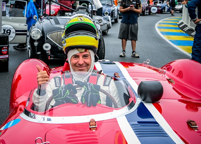 Un pilote, au volant d’un bolide des 24h du Mans classique, c’est pas très viril. Crédit photo : MaxPPP.