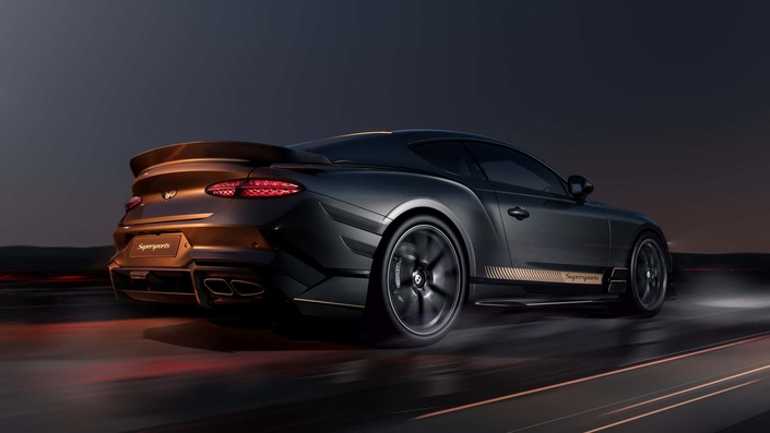 Notez les jantes forgées Manthey et l'échappement Akrapovic.