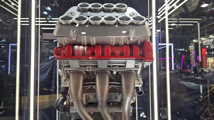 MV Agusta surprend avec un nouveau moteur V5 !