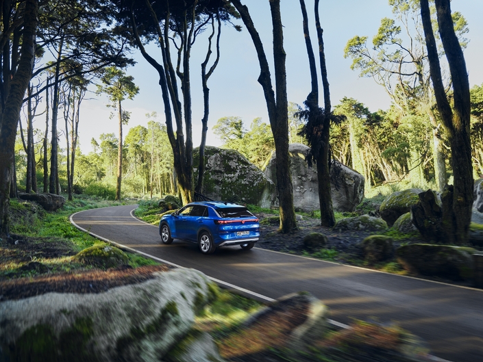 Lancé avec deux motorisations essence électrifiées, le T-Roc recevra en 2026, de deux inédites motorisations full hybrides déclinées en 130 et 170 ch.