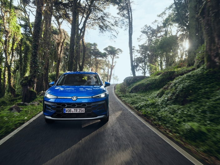 Le châssis du T-Roc est orienté confort. L'amortissement souple impose quelques sacrifices côté dynamisme mais dans l'ensemble, le SUV de Volkswagen propose un comportement neutre et proche de celui d'un Tiguan.