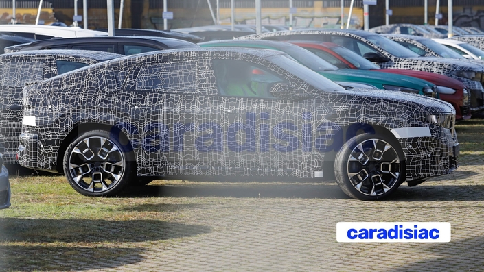 Les prototypes sont en train de circuler à Munich depuis peu. On voit très bien la face avant caractéristique du style « Neue Klasse » et, malgré le camouflage, laisse déjà entrevoir les éléments graphiques définitifs des projecteurs et des feux arrière.