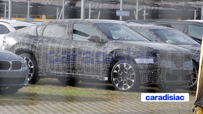 À l’instar des éléments techniques provenant du BMW iX3, le BMW iX4 reprendra également le mobilier de l’habitacle, en particulier le tableau de bord futuriste avec le BMW Panoramic iDrive, un bandeau panoramique en bas du pare-brise.