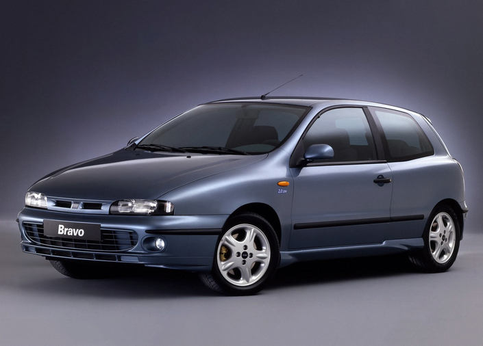 La Fiat Bravo HGT séduit par son esthétique très personnelle lors de son apparition en 1995. Elle accueille un savoureux 5-cylindres de 147 ch.