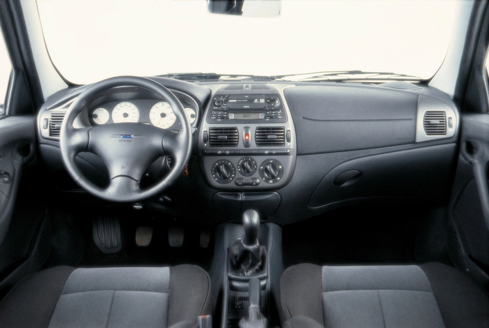 Le tableau de bord de la Fiat Bravo HGT arbore un design original doublé d'une excellente ergonomie, mais ses plastiques restent banals.