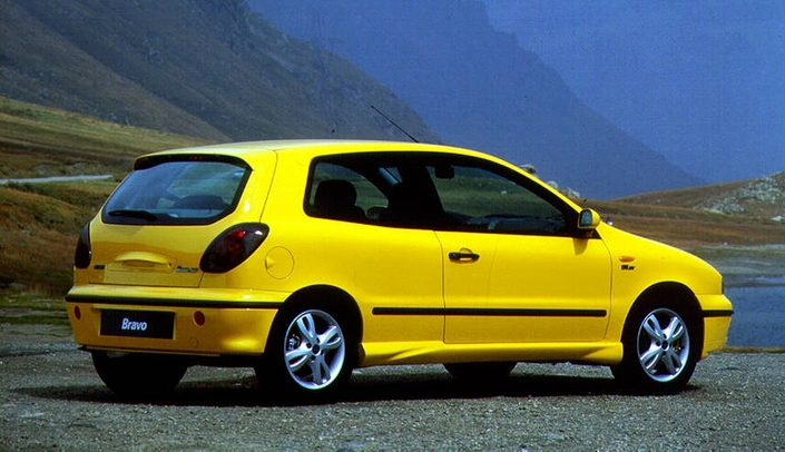 La mise à jour de 1998 apporte à la Fiat Bravo HGT de nouvelles jantes. Les modèles vendus en France bénéficie de trains roulants spécifiquement affûtés.