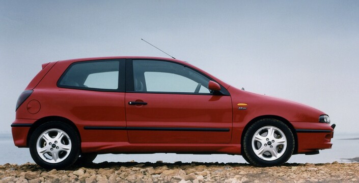 Ligne originale et équilibrée pour la Fiat Bravo HGT, qui se distingue des autres versions par ses bas de caisse rapportés et ses jantes en alliage. Ici en 1995.