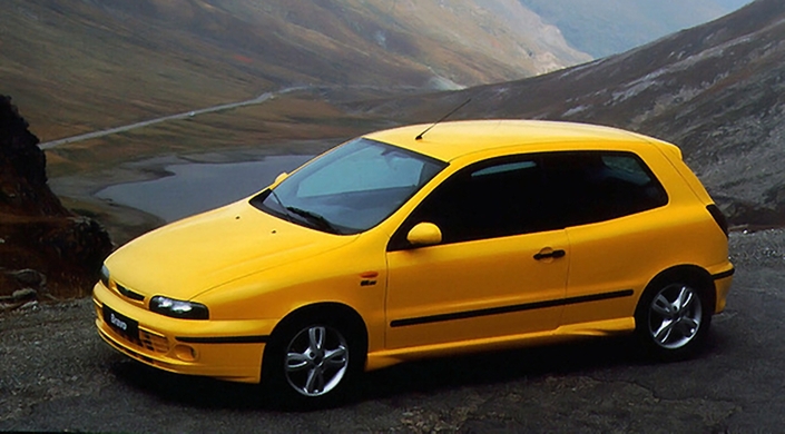 En 1998, la Fiat Bravo HGT bénéficie d'un très léger restylage (logo modifié) qui s'accompagne d'un équipement enrichi et d'une puissance portée à 150 ch.