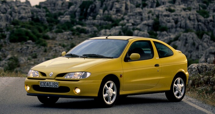 En coupé, la Mégane n'a de commun avec la berline que la face avant, plutôt personnelle, ici en 1995.