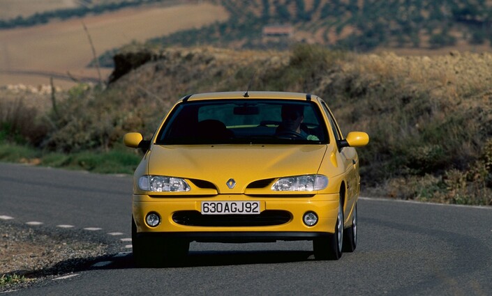 Train avant très précis et grosse adhérence rendent la Renault Mégane Coupé 2.0 16v fort efficace. Mais elle reste peu joueuse.