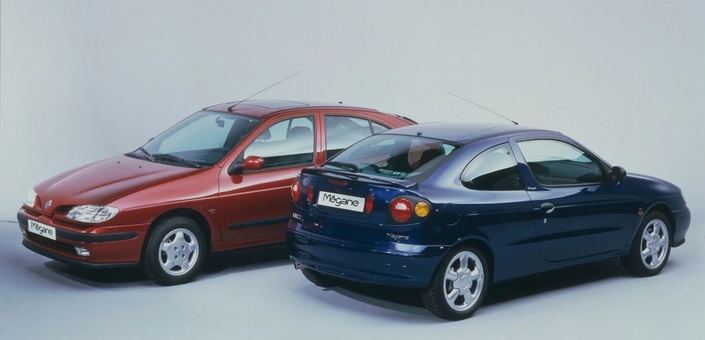 Deux carrosseries bien différentes pour la Renault Mégane, ici en 1995. La version Coupé n'usurpe pas son nom, se passant de hayon...