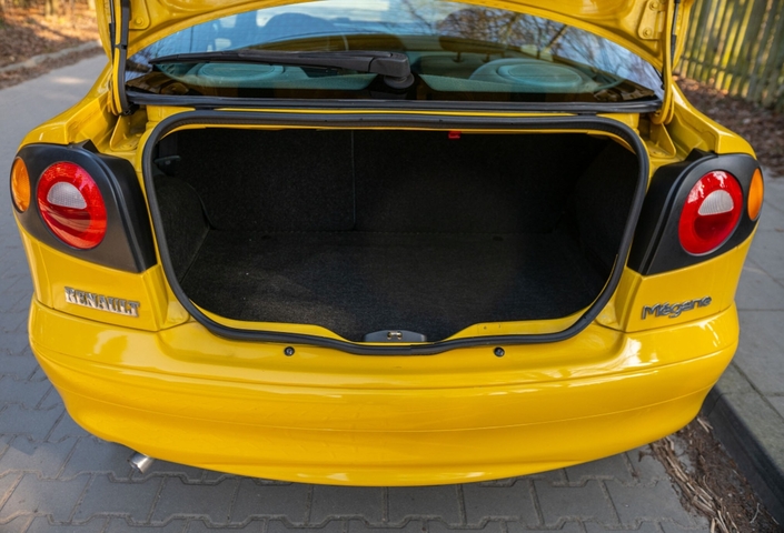 Le coffre de la Renault Mégane Coupé affiche 280 l, mais son accès s'avère étroit. Pas très pratique !
