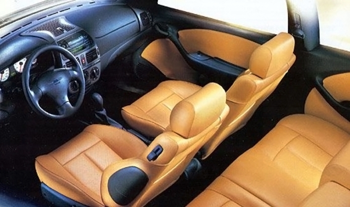 Habitacle spacieux et bien équipé pour la Fiat Bravo, qui reçoit le cuir en série dès la fin 1998. Dommage que la finition soit terne.