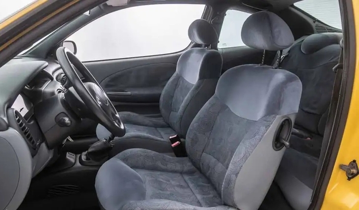 De belles places avant dans la Renault Mégane Coupé 2.0 16v, mais le compartiment arrière est sacrifié.