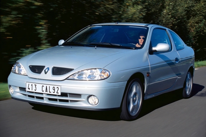 En 1999, la Renault Mégane Coupé voit son museau redessiné et banalisé. Sous le capot, le moteur perd 10 ch en gagnant une injection directe... qui sera remplacée par une indirecte en 2002.