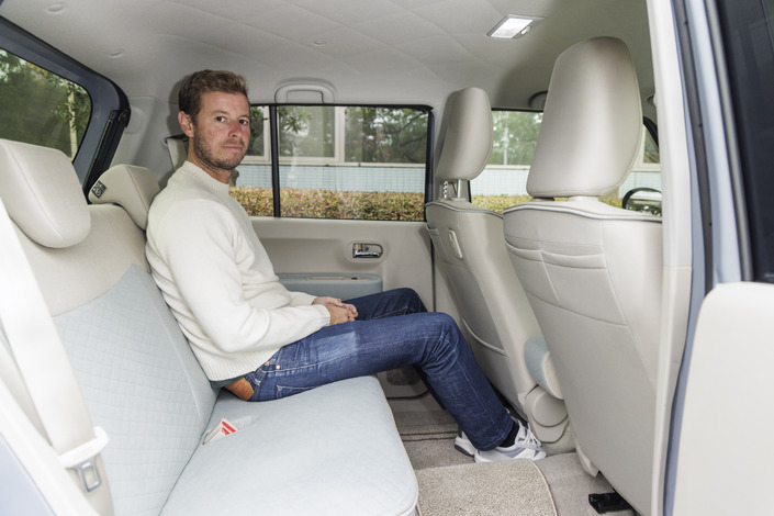 A l'arrière, l'espace est presque royal. Je pense même que c'est mieux que dans une citadine classique, malgré l'assise très verticale. Photo Thomas Antoine.