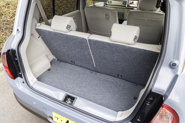 Rançon de la belle habitabilité aux places arrière, le coffre est minuscule. Mais on peut rabattre la banquette. Photo Thomas Antoine.