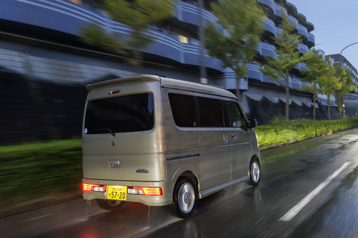 Objectivement, l’Every Wagon ressemble à la kei-car ultime quand on recherche l’habitabilité maximale. Mais son châssis se rapproche davantage d’un utilitaire que les autres kei-cars de Suzuki. Photo : Thomas Antoine.