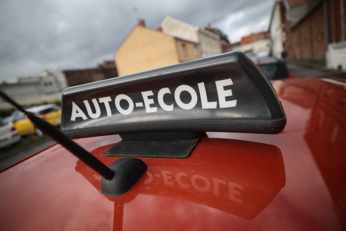 Image d’ouverture et photo de l’article : Denain Auto-École Villars - Maxppp