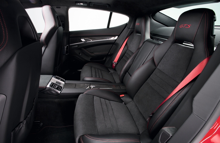 Les places arrière de la Porsche Panamera GTS, ici en 2012, sont plutôt spacieuses et très confortables mais n'accueilleront que deux passagers.