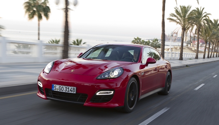 Au volant, on apprécie beaucoup le V8 atmo de la Panamera GTS, car il est performant et musical. Le châssis est plus convaincant que celui de la Turbo. Ici en 2012.
