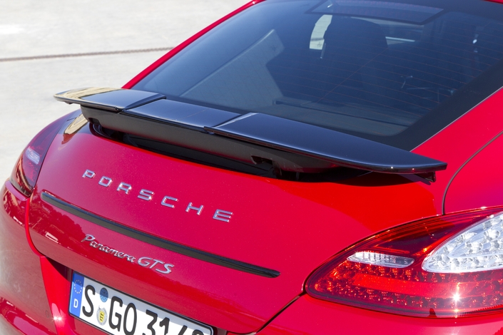 L'aileron rétractable, noir bien sûr, est de mise sur la Porsche Panamera GTS, ici en 2012. Cela dit, la lunette arrière se passe d'essuie-glace.