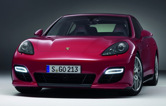 Présentée fin 2011, la Porsche Panamera GTS bénéficie d'une présentation spécifique, adoptant les boucliers de la Turbo qu'elle décore à sa manière, par touches de noir, couleur que l'on retrouve dans ses fonds de projecteur.