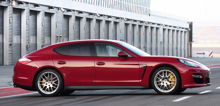 Certes, la Porsche Panamera conserve une silhouette façon Renault Mégane 3 allongée, mais la décoration GTS lui confère un surcroît de personnalité. Le Cx ressort à 0.30.