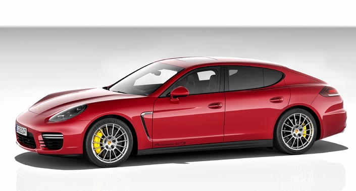 A l'été 2013, la Porsche Panamera se refait une petite jeunesse : notez les nouveaux feux de route insérés dans un bouclier redessiné.