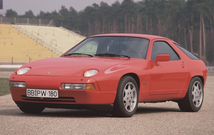 En 1986, la Porsche 928 devient S4, adoptant une face avant lissée et un moteur porté à 320 ch. Ici, une Club Sport, fabriquée à 18 unités seulement entre 1987 et 1989.