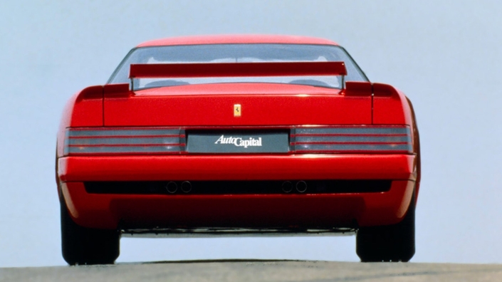 La Ferrari 408 RM dispose d'éléments aérodynamiques actifs, et elle se rabaisse passé 90 km/h, réduisant son Cx de 0.31 à 0.274. Notez par ailleurs comme les feux arrière rappellent ceux de la Cadillac Allante...