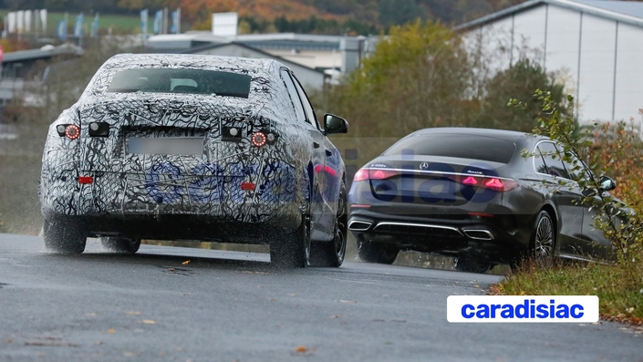 Sur cette photo on voit bien au niveau de la partie arrière les quelques différences entre la Mercedes Classe E thermique et cette future Classe électrique. Si le camouflage perturbe un peu, il semble évident que la ligne de toit sera moins fuyante sur la version électrique offrant plus d’espace pour la tête des passagers de la banquette.