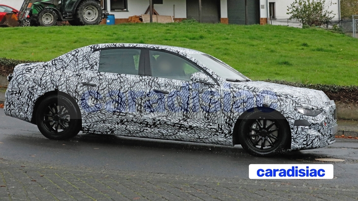 Dévoilée en 2021 et commercialisée en 2022, la Mercedes EQE va quitter la scène en 2026. Elle sera remplacée par cette Mercedes Classe E EQ qui este en pleine séance de mise au point et qui arrivera sur le marché début 2027.