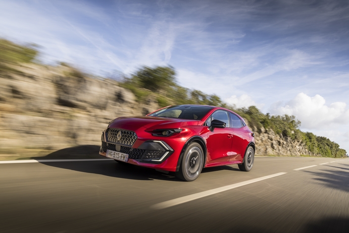 En fonction des motorisations, les réglages des ressorts et des barres antiroulis varient. Comprenez que l’hybride, plus lourde, est affermie.