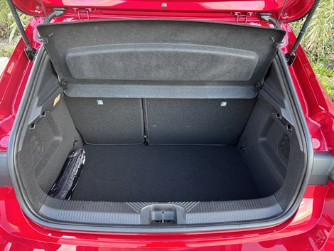 En version hybride, le coffre perd 82 litres. Cela dit, il apparaît correct dans l’absolu. Une marche impose toujours de courber l’échine en chargeant…