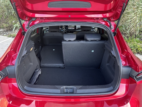 Il faut dire que la Clio délaisse le double-fond ajustable au niveau du seuil depuis le restylage du cinquième opus. En conséquence : pas de surface plane non plus.